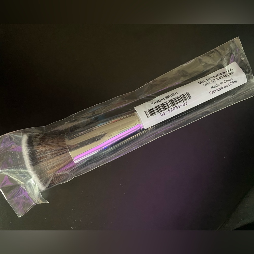 New packaged Kabuki Brush from Younique.